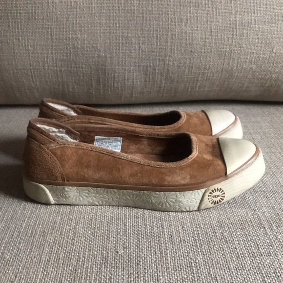 Womens like new UGG slip-on tan suede sneakers / lounge shoes. Size 6 - Picture 6 of 9